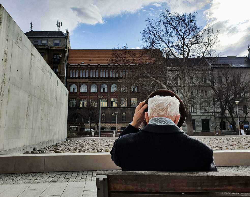 Miklós Déri: R.
