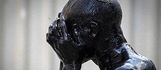 Performance des Künstlers Jelili Atiku 2018 bei der Ausstellung „Ex Africa“ in Sao Paulo, Brasilien | Foto (Detail): Dario Oliveira © picture alliance/ZUMA Press