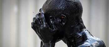 Performance des Künstlers Jelili Atiku 2018 bei der Ausstellung „Ex Africa“ in Sao Paulo, Brasilien | Foto (Detail): Dario Oliveira © picture alliance/ZUMA Press