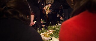 Hauptgericht: Einfache Körner auf grünen Blättern 