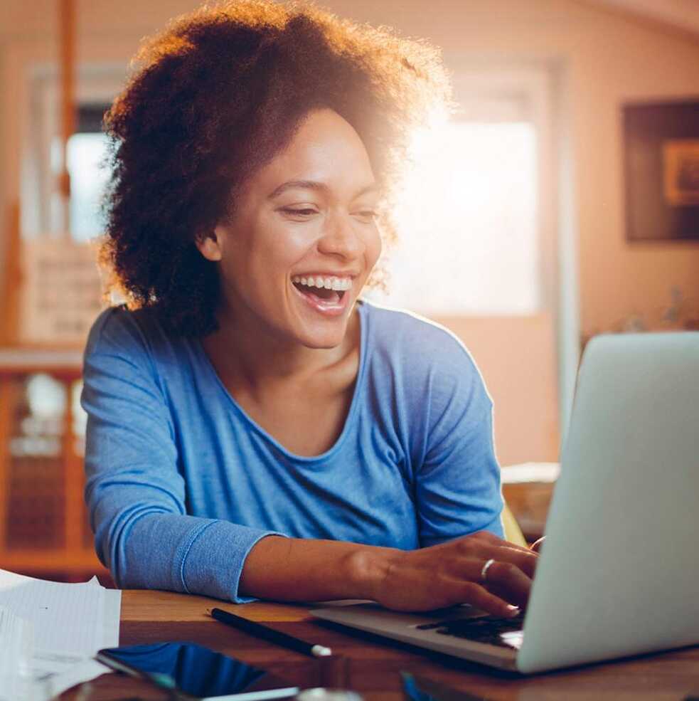 Junge Frauen mit Laptop auf der Treppe