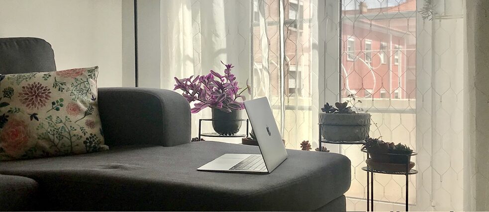 In Zeiten der häuslichen Isolation wird die eigene Wohnung zum Arbeitsplatz. Aber wo arbeitet es sich zu Hause am besten? Während manche weiterhin am Schreibtisch sitzen, zieht es andere in den Garten oder auf den Balkon, denn an der frischen Luft fließen die Ideen einfach besser. Und wer weder das eine noch das andere hat, macht es sich einfach auf dem Sofa bequem. Im Licht der Morgensonne und umgeben von Pflanzen geht die Arbeit besonders leicht von der Hand!