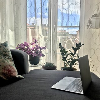 En période d'isolement à domicile, sa propre maison devient un lieu de travail. Mais quel est le meilleur endroit pour travailler à la maison ? Alors que certains continuent de s'asseoir à leur bureau, d'autres sont attirés par le jardin ou le balcon, car les idées circulent simplement mieux à l'air libre. Et ceux qui n'ont ni l'un ni l'autre se contentent de se mettre à l'aise sur le canapé. A la lumière du soleil du matin et entouré de plantes, le travail devient particulièrement facile !