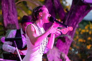 Jazz singer Anna de Koning and her band Jazziam give a spectacular concert in the garden of the institute