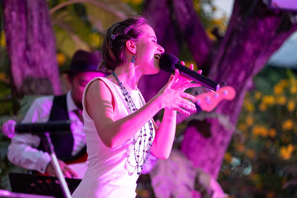 Jazz singer Anna de Koning and her band Jazziam give a spectacular concert in the garden of the institute