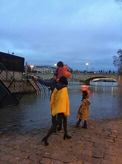 Santa avec sa famille : une vue magique sur la Seine inondée. Les enfants avaient le droit de ramener des ballons lors d'un événement.