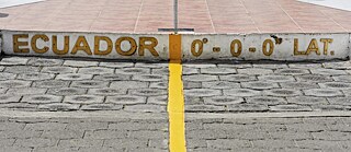 Latitude: Markierung der geografischen Breite von null Grad als gelbe Äquatorlinie, Äquatormonument La Mitad del Mundo (Mitte der Welt) in San Antonio de Pichincha, Ecuador, Südamerika
