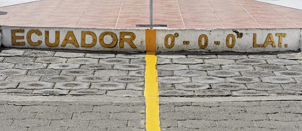 Linha equatorial amarela: marcando a latitude geográfica zero grau, o monumento equatorial La Mitad del Mundo em San Antonio de Pichincha, Equador, América do Sul 