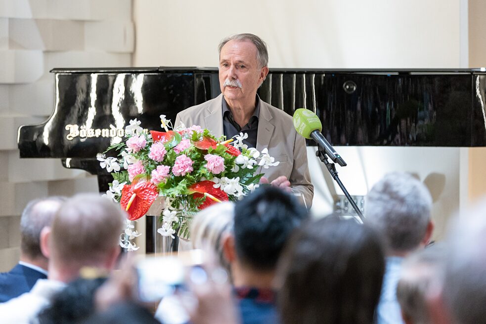 Der Präsident des Goethe-Instituts Prof. Dr. Klaus-Dieter Lehmann ist anlässlich der Jahresfeier aus Deutschland angereist und gratuliert dem Institut zum 60-jährigen Bestehen