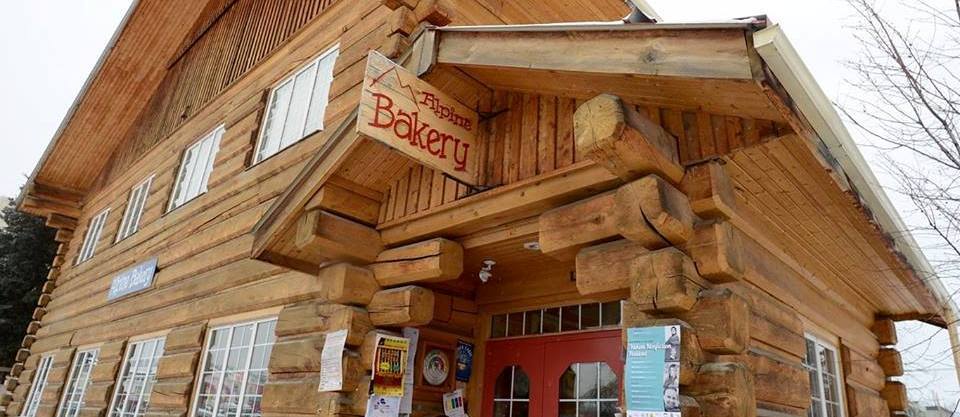 La cabane en bois rond où se trouve la boulangerie « Alpine Bakery »