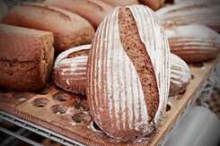 Le pain au four à pierre de la boulangerie « Alpine Bakery » écologique