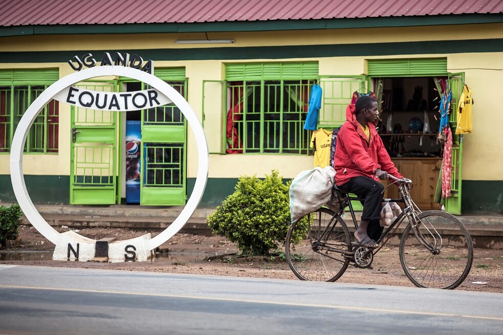 Latitude: At several points in Uganda there are tourist facilities and shops along the equator. The geographical line is even drawn on the currency of the African country. For many people, however, the road to the southern hemisphere is only a normal connection that can be travelled by bicycle. 