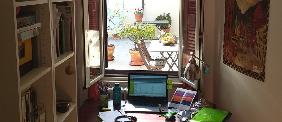 Ein Zitronenbäumchen als Blickfang draußen vor dem Fenster spendet in diesen Zeiten etwas Ruhe und Entspannung. Es scheint die Sonne und kündigt die ersten Frühlingstage an. Hoffentlich wird Homeoffice bald wieder nur eine Option aber kein Muss sein.