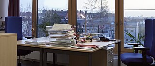 Ansicht auf ein leeres Büro mit zwei gegenüberstehenden Schreibtischen