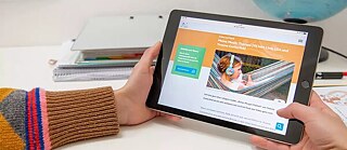 Tablet mit einer Aufgabe auf Deutsch  &copy; ©https://www.pasch-net.de Online Deutsch lernen