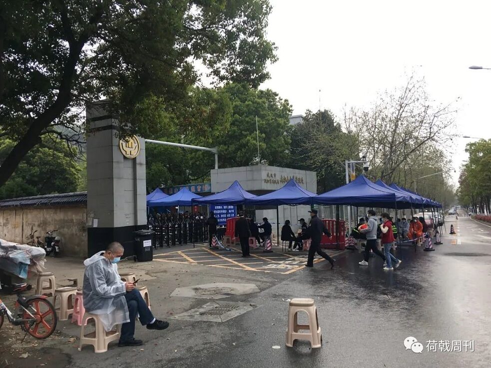 23. März nachmittags, Eingang des Biandanshan-Friedhofs, Ausgabe und Lagerung von Urnen
