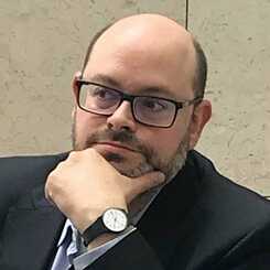 Portraitbild von Matti Bunzl; er trägt eine Brille und schaut nachdenklich