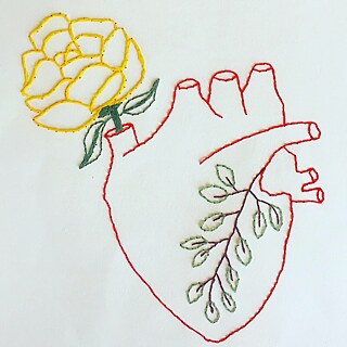 Bordado sobre papel &copy; Foto e bordado: Mitti Mendonça Bordado sobre papel