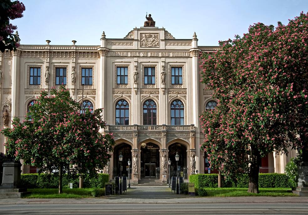 Museu dos Cinco Continentes de Munique: fundado em 1862, foi o primeiro museu etnológico da Alemanha, sob o nome Coleção Etnográfica Real. Em 1917, passou a se chamar Museu Estadual de Etnologia e, em 2014, Museu dos Cinco Continentes.