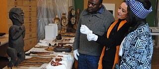 Apreciação conjunta da Coleção Max von Stetten no Museu dos Cinco Continentes de Munique: professor Albert Gouaffo, diretor de projeto dos Camarões, com Yrine Matchinda (à direita), colaboradora do setor francófono da coleção, e Karin Guggeis, diretora geral do projeto.