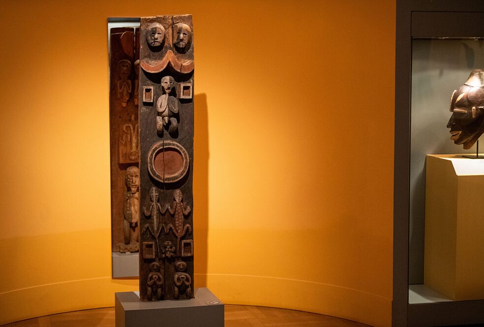 A “Blaue-Reiter-Pfosten” (“Coluna do Cavaleiro Azul”), um bloco de madeira dos Camarões esculpido dos dois lados, no Museu dos Cinco Continentes de Munique.