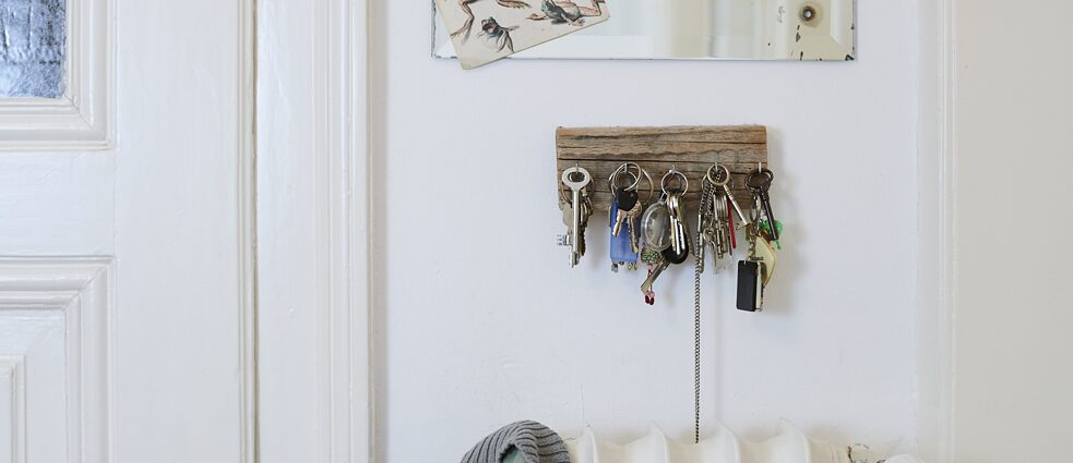 Ein Schlüsselbrett mit vielen Schlüsseln hängt im Eingang einer Wohnung.