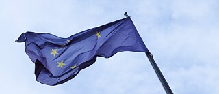 Die Flagge der Europäischen Union ist zu sehen.