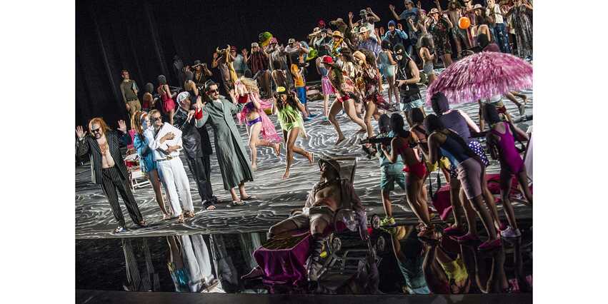 Inszenierung von „Peer Gynt“ nach Hendrik Ibsen unter der Regie von Sigrid Strøm Reibo an der Nationaloper Norwegen in Oslo. Bühnenbild: Katrin Nottrodt.