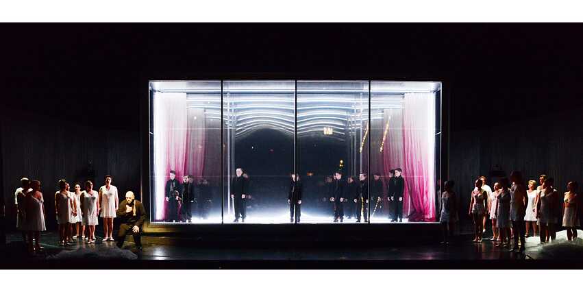 Inszenierung von „Macbeth“ am Staatstheater Karlsruhe mit Jaco Venter und den Damen des Badischen Staatsopernchors. Bühnenbild: Philip Fürhofer.