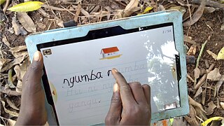 Uma criança em um povoado na região de Tanga, na Tanzânia, aprende a escrever a partir de um tablet equipado com um software de código aberto, que pode ser facilmente baixado para ensinar crianças analfabetas a ler. Seu criador foi vencedor da competição de inovação global XPRIZE, com dotação de 10 milhões de dólares.