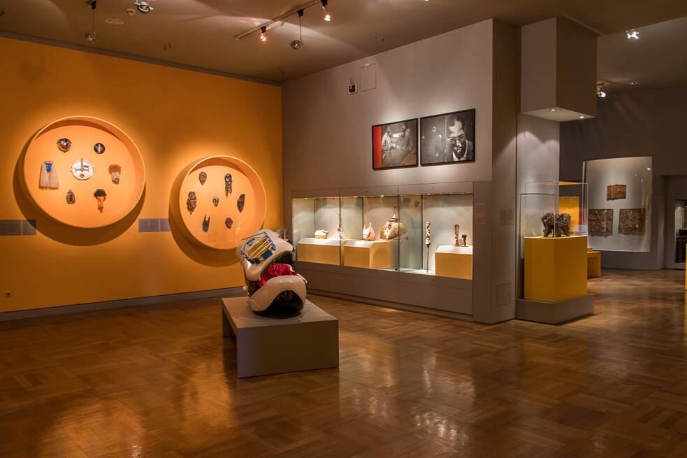 Museu dos Cinco Continentes de Munique: vista do setor africano da exposição permanente.