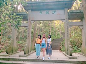 Beate (links), Sophie (rechts) und ich erkunden Hangzhou