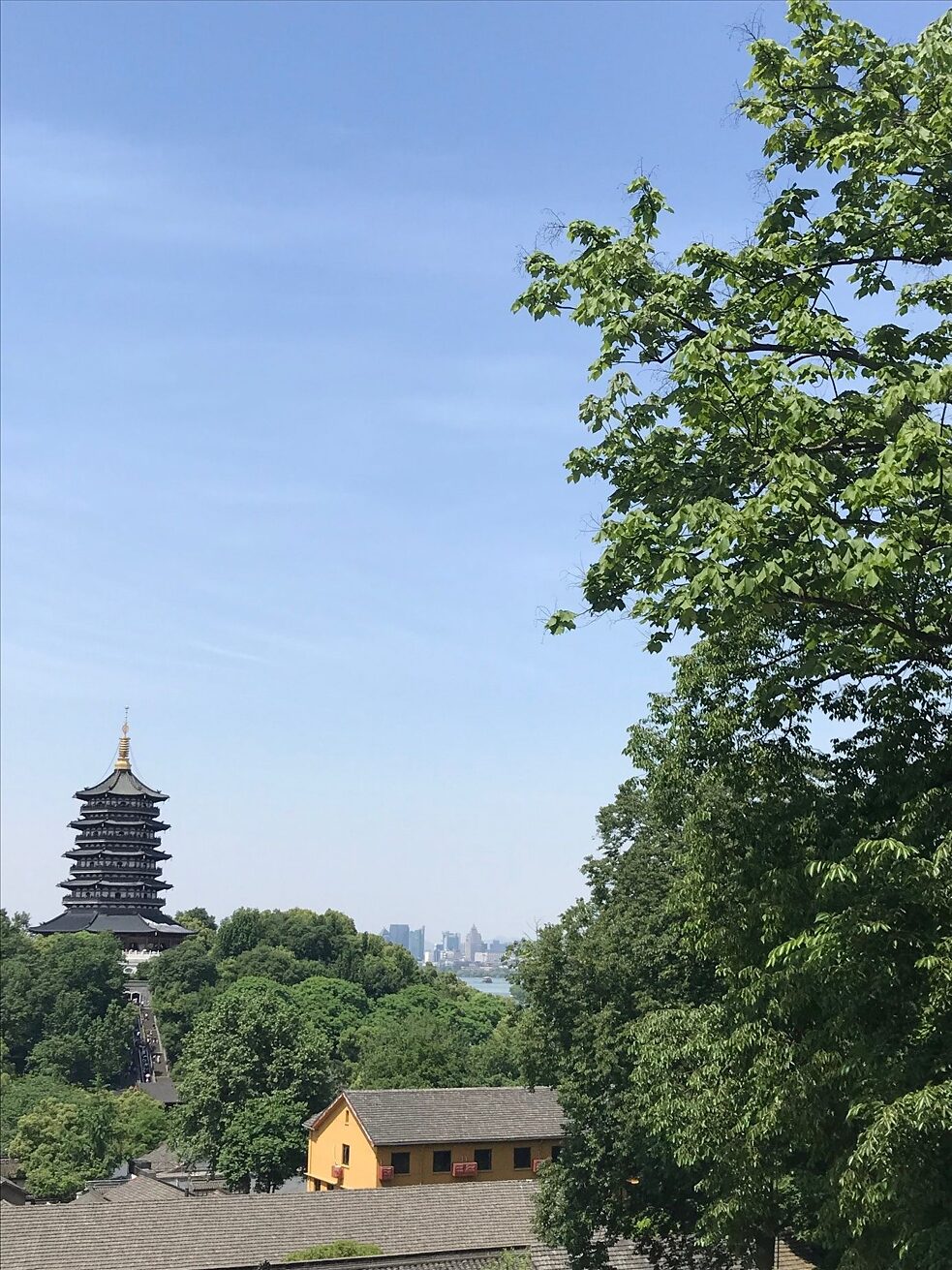 Blick vom Jingci Tempel auf die Leifeng Pagode, den Westlake und die Stadt Hangzhou
