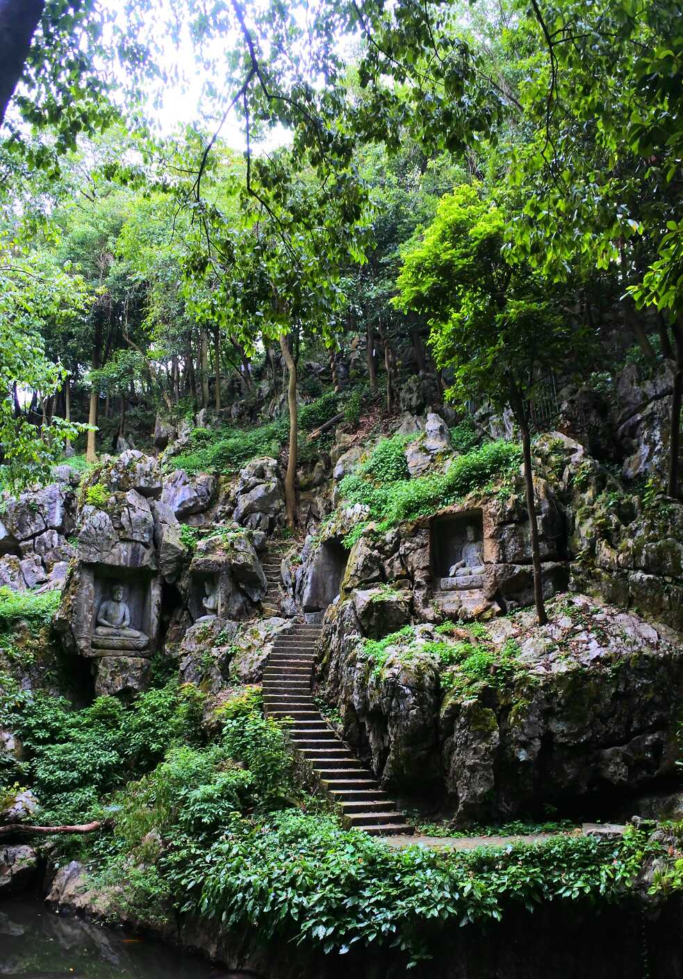 Eng schlingen sich die steinernen Treppen um die mit Statuen geschmückten Felswände