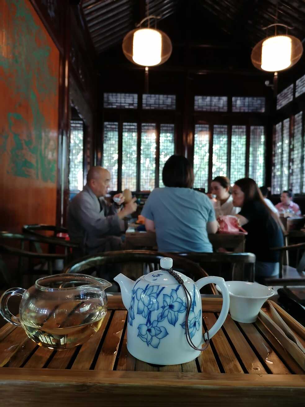 Frisch gebrühter Tee in herrlicher Atmosphäre: das Teehaus der Beisi Pagode