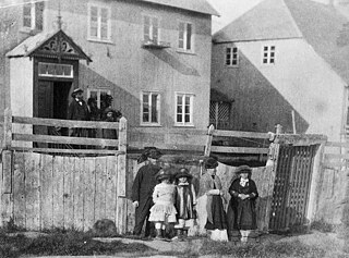 Missionnaires devant la maison de la mission à Hopedale, août 1886