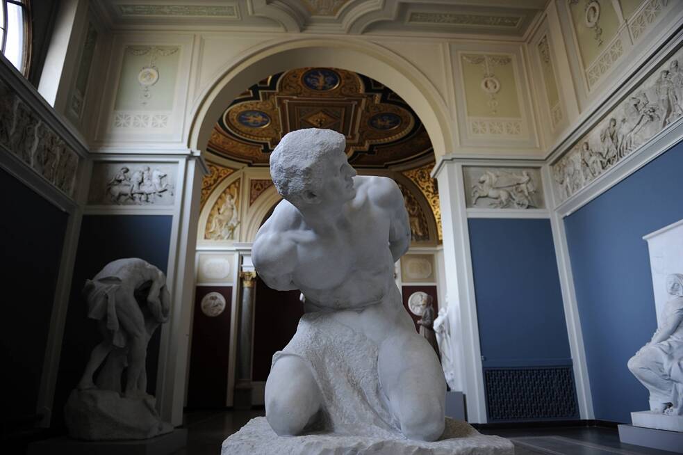 Historia colonial: Escultura "El esclavo" del escultor danés noruego Stephan Sinding (1846-1922) en el Ny Carlsberg Glyptotek Copenhague, Dinamarca. Dinamarca fue una de las primeras potencias coloniales europeas. Los reinos de Dinamarca y Noruega formaron una unión de 1380 a 1814, en la cual Dinamarca dominó y Noruega obtuvo el estatus de provincia. El imperio colonial danés se extendió desde el océano Índico a través del Caribe hasta el Ártico. Las colonias danesas en Europa eran las islas Feroe e Islandia, en el Ártico Groenlandia, en América las Indias Occidentales Danesas (el Caribe: las pequeñas Antillas, islas Vírgenes con Saint Thomas, Saint John y Saint Croix, además de la isla de los Cangrejos), en Asia las Indias Danesas Orientales en la India histórica (Nueva Dinamarca o las islas Nicobar, la ciudad Serampore o Frederiksnagore en Bengala y Tranquebar o las Indias Danesas en la costa de Coromandel), así como la agencia de comercio en China.