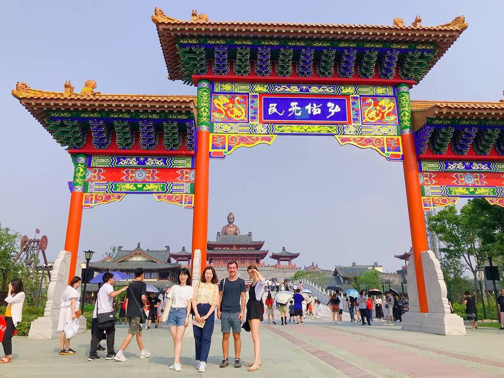 Ein nordchinesisches Tor in den typischen Farben grün, blau und rot