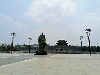 Das Pingmen Tor, das direkt vor dem Hauptbahnhof die Grenze zur historischen Altstadt markiert