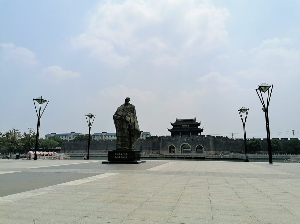 Das Pingmen Tor, das direkt vor dem Hauptbahnhof die Grenze zur historischen Altstadt markiert