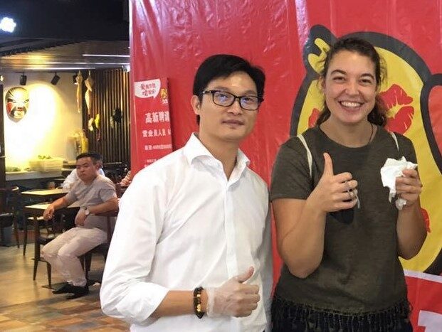 „Can we take a photo, please?“ – Ein Verkäufer der vielen Foodmalls auf der Nanjing Road und ich mit einem Mochi in der Hand.