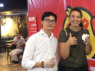 „Can we take a photo, please?“ – Ein Verkäufer der vielen Foodmalls auf der Nanjing Road und ich mit einem Mochi in der Hand.