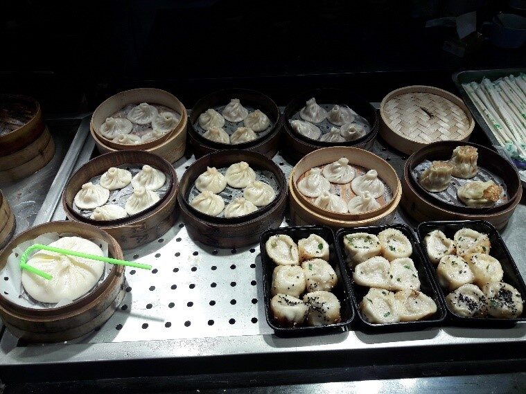 Lecker und handgemacht: Dumplings. Diese gibt es mit den verschiedensten Füllungen. Angebraten gelten sie als Shanghaier Spezialität.