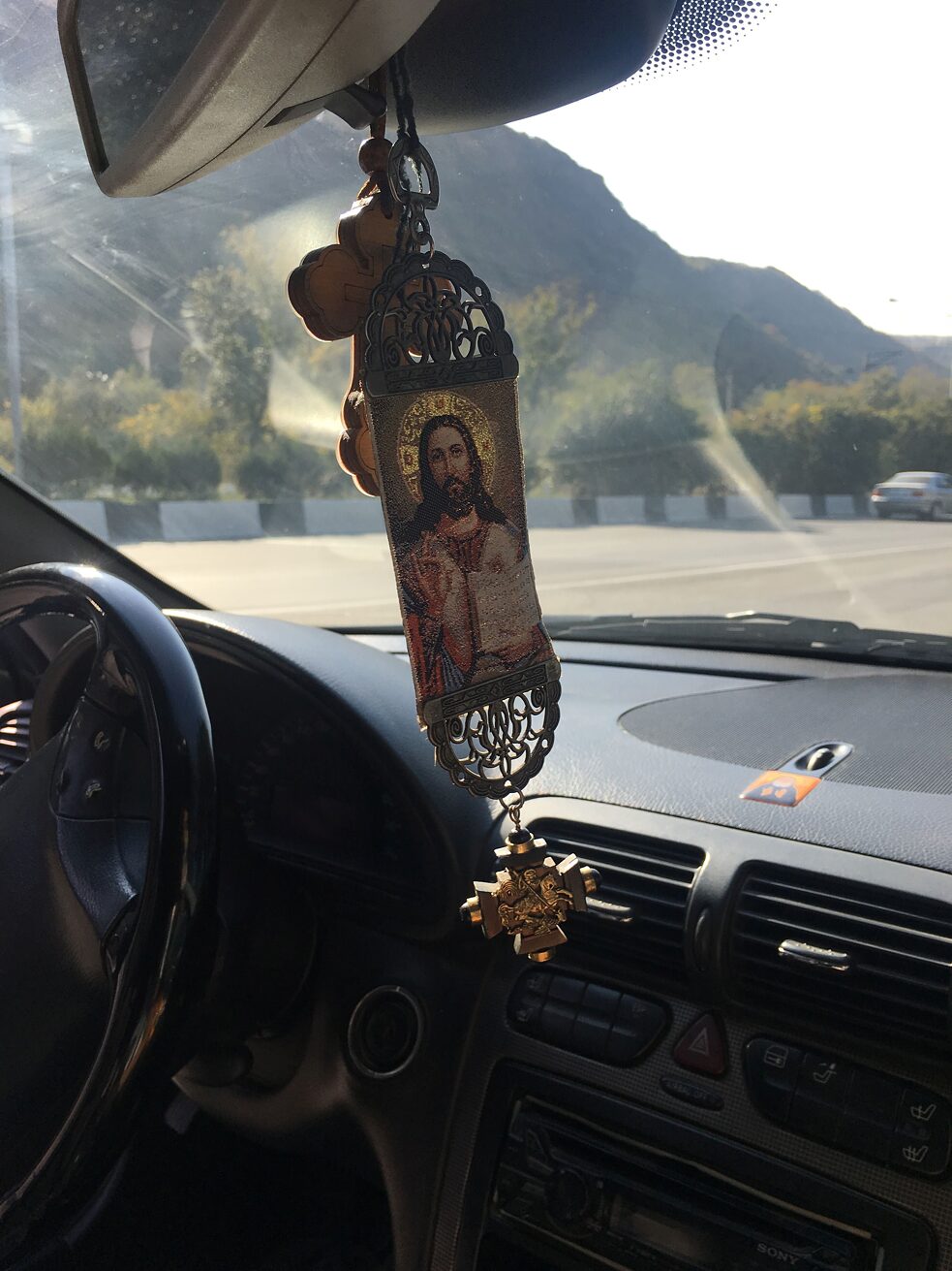 Heiligenbildchen im Auto