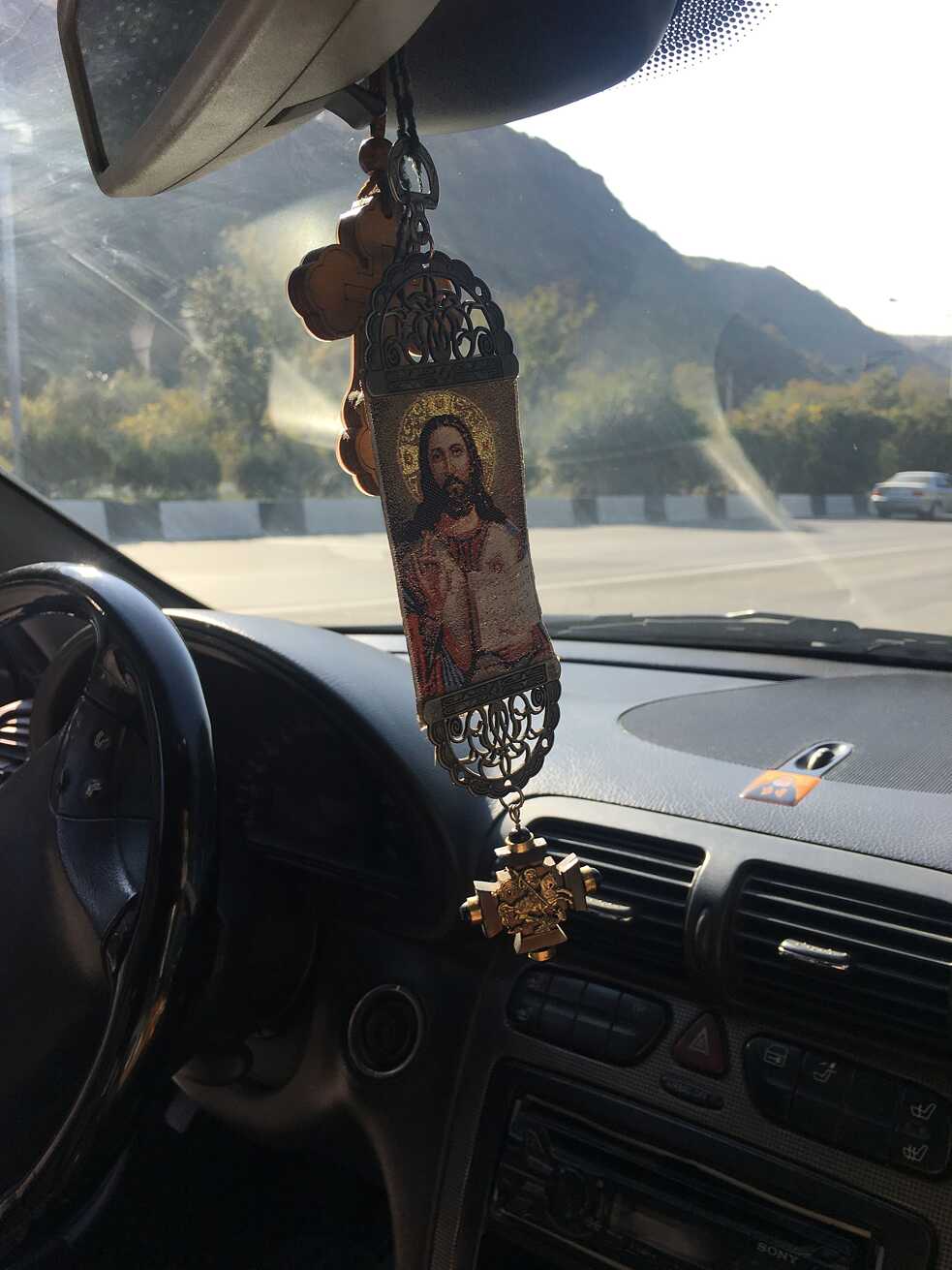 Heiligenbildchen im Auto
