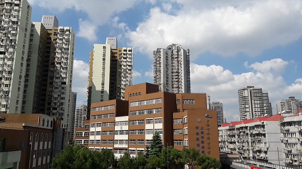 Im Zentrum Shanghais und inmitten von Wolkenkratzern: meine Schule