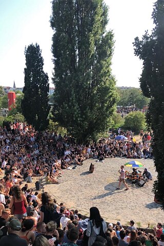 Singen vor Fremden im Berliner Mauerpark