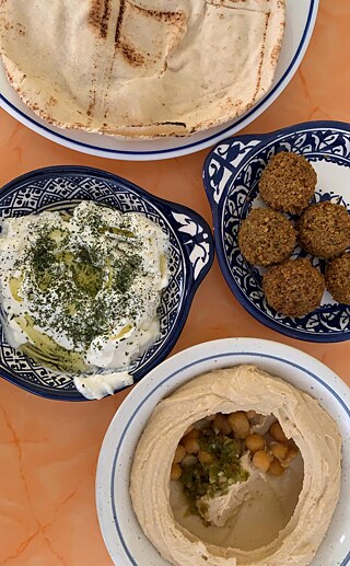 Mein erstes Frühstück in Amman (Hummus, Falafel, Labaneh und Brot)