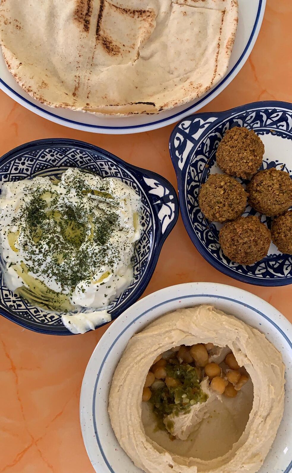 Mein erstes Frühstück in Amman (Hummus, Falafel, Labaneh und Brot)