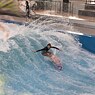 Die deutsche Profi-Surferin Valeska Schneider surft im Wellenwerk in Berlin
